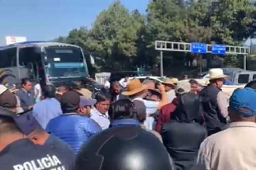 Comuneros bloquean la México-Toluca, un caos